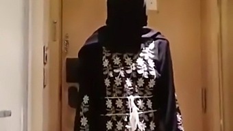 Arabská Žena V Hidžábe Sa Oddáva Sexuálnym Aktivitám