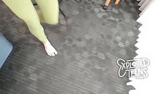 完璧な胸を持つスリムな19歳が、ヨガパンツを穿いたままオーラルプレイを与えます。