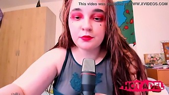 Rödhårig Tonåring Njuter Av Asmr-Ätande Chips I Förförisk Uppvisning