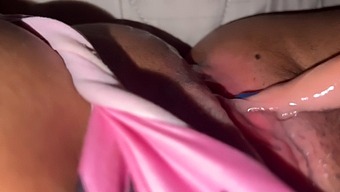 오르가즘을 느끼는 소녀의 Hd Pov 비디오