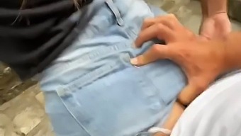 Veřejná Rychlovka Mladého Páru Je Téměř Odhalena V Turistickém Hotspotu.