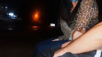 Hrozí Mi, Že Sa Vystavím Tejto Žene, Ktorá Čaká Na Autobus? Ako Zareaguje?