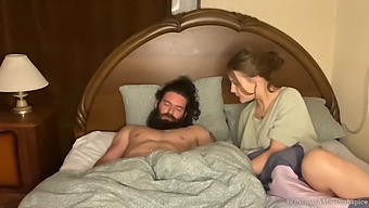 Rothaarige Stiefmutter Gibt Exklusives Orales Vergnügen In Hd