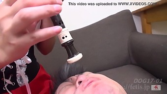 Japansk Fetischvideo Med En Salivutbyte Mellan En Undergiven Man Och En Ung Tjej