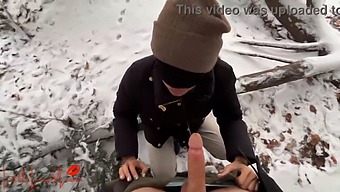 לונה, יפהפייה אסייתית, נותנת מציצה מכוסה שלג בפארק ציבורי, ובקושי מצליחה לברוח מהגילוי!