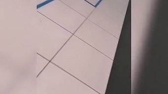 Toužící Po Neznámém Penisu V Obchodě S Potravinami Se Bizarně Ocitla Na Pánských Toaletách!