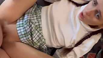 検証済みのポルノスターとアマチュアの女の子がhdビデオでいたずらをする