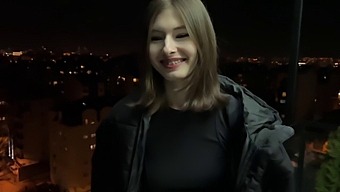 O Tânără Studentă Vinde Sex Pentru A Plăti Taxa De Școlarizare Și Cazare Și Masă
