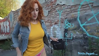 Egy Lenyűgöző Vörös Hajú Pincérnő Szopást Ad, És Hátulról Megdugják Egy Szabadtéri Nyilvános Környezetben.