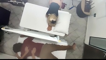 Масажът На Двойки Се Превръща В Горещ Тройки С Красива Съпруга И Нейната Масажистка