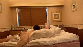 Dögös Japán Elnök Mindent Levetkőzik Egy Érzéki Videóban