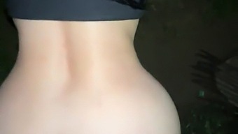นอนกับน้องสาวที่ไม่เชื่อฟังของฉันเพื่อความโปรดปรานในตอนกลางคืนในกล้อง