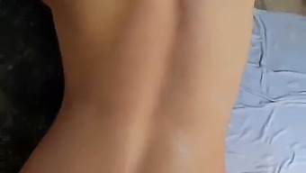 Dvaja Mladí Dospelí Sa Oddávajú Análnemu Sexu A Hlasovému Potešeniu S Dvoma Šikovnými Partnermi Vo Vani