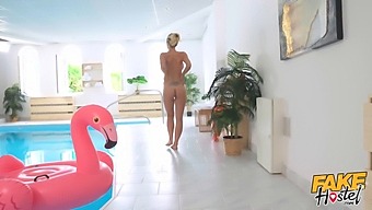 La Rencontre Sensuelle De Nathaly Cherie Au Bord De La Piscine Avec Un Homme Bien Doté