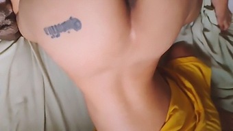 妻の4人のパートナーとの性的な出会いのコレクション。激しいアナルとフィスティングシーンが特集されています。