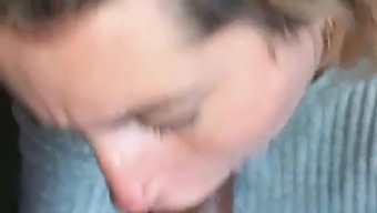 Min Flickvän Ger En Avsugning Och Får Min Utlösning I Munnen