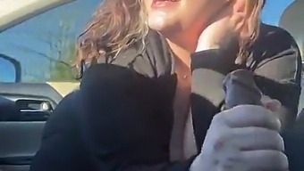 חתיך איטלקי עם חזה טבעי ובן זוג בלונדינית
