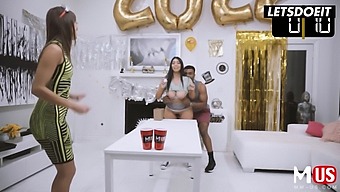 Busty Tonåring Violet Myers Firar Sin Födelsedag Med En Hardcore Gruppsexfest
