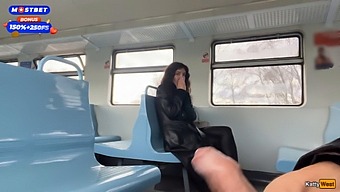 Muž, Ktorý Je Cudzí, Mi Pomáha Dosiahnuť Orgazmus Vo Verejnom Vlaku A Potom Ide Okolo Vozov So Semenom Na Tvári - Cumwalk.